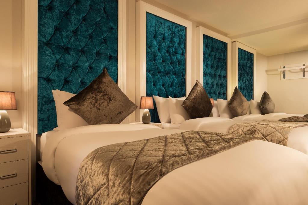 都柏林Temple Bar Lane的酒店客房带两张床和两个窗户