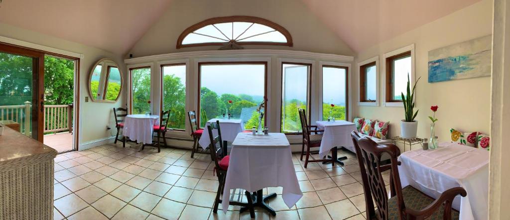 纽波特精巧住宿加早餐旅馆的客房设有桌椅和窗户。
