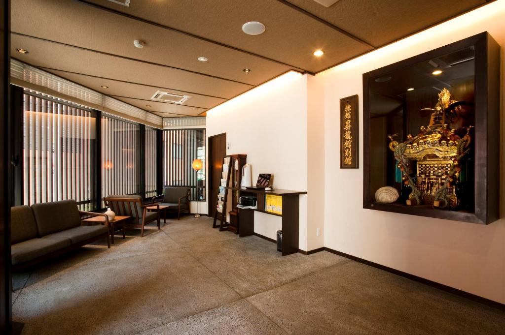 东京御茶水酒店的客厅配有沙发和桌子