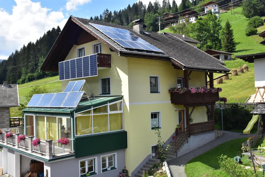 列兴Haus Mortna的屋顶上设有太阳能电池板的房子