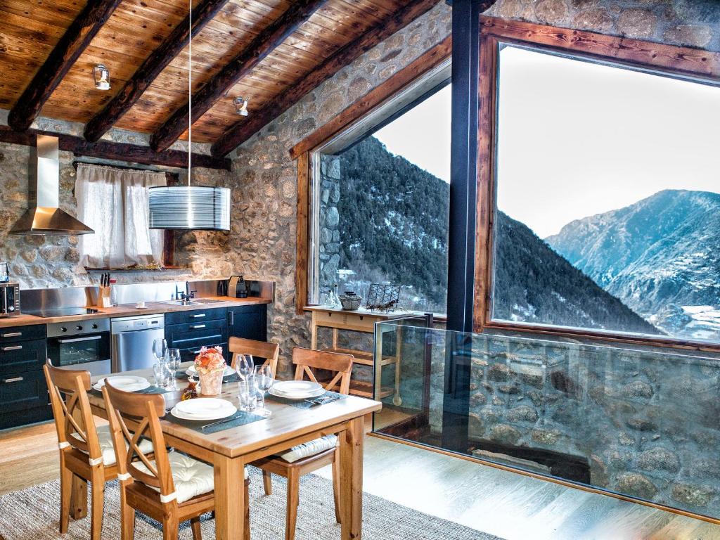 恩坎普博尔达莫拉乡村度假屋的厨房配有桌子和大窗户