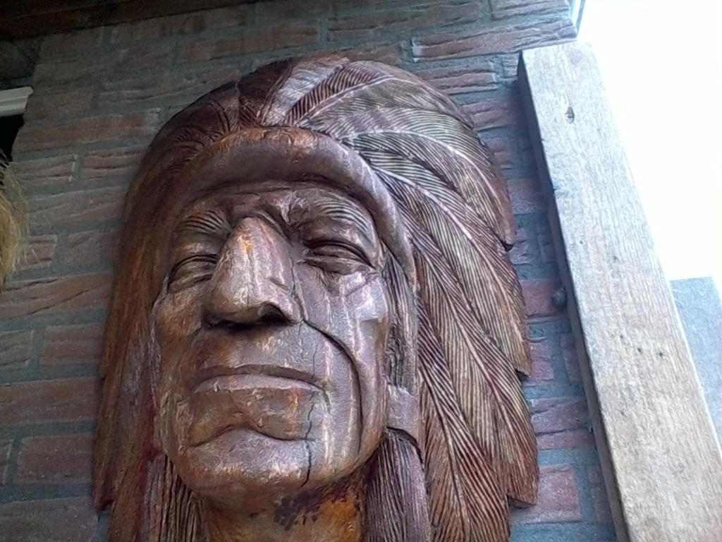 诺德施华伍德De indiaan的砖墙上一个老妇人的雕像