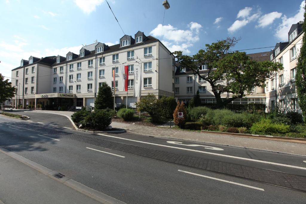 美因河畔法兰克福Lindner Hotel Frankfurt Hochst, part of JdV by Hyatt的街道边的白色大建筑