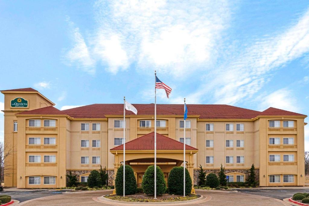 斯蒂尔沃特La Quinta by Wyndham Stillwater -University Area的前面有两面美国国旗的酒店