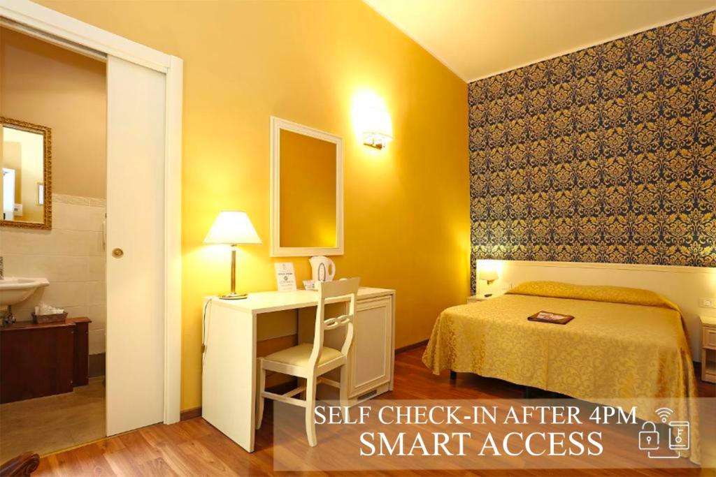 罗马DG尊贵房酒店的配有一张床和一张书桌的酒店客房