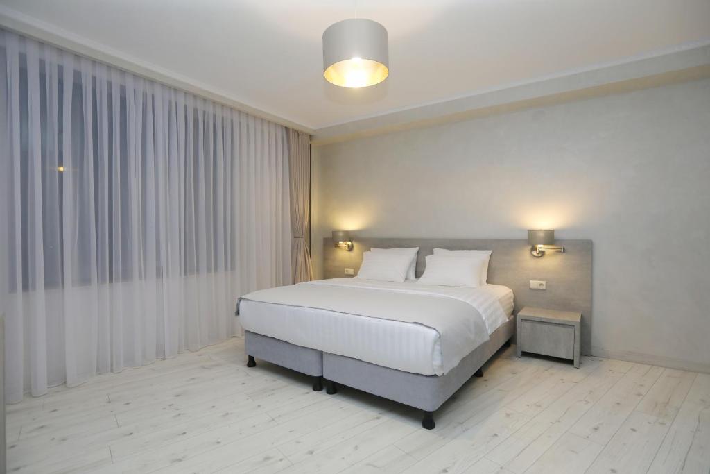 梅斯蒂亚Sunset Terrace Mestia的卧室配有一张白色大床