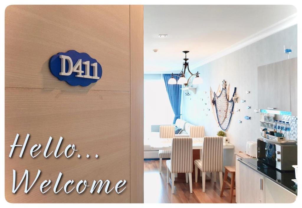 华欣D411 My Resort Huahin的厨房以及带桌子和书签的用餐室,欢迎客人前来。