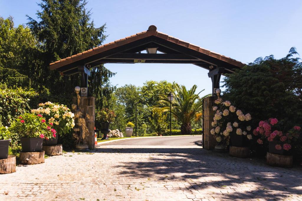 宏达瑞比亚Villa Higer的花盆花园入口