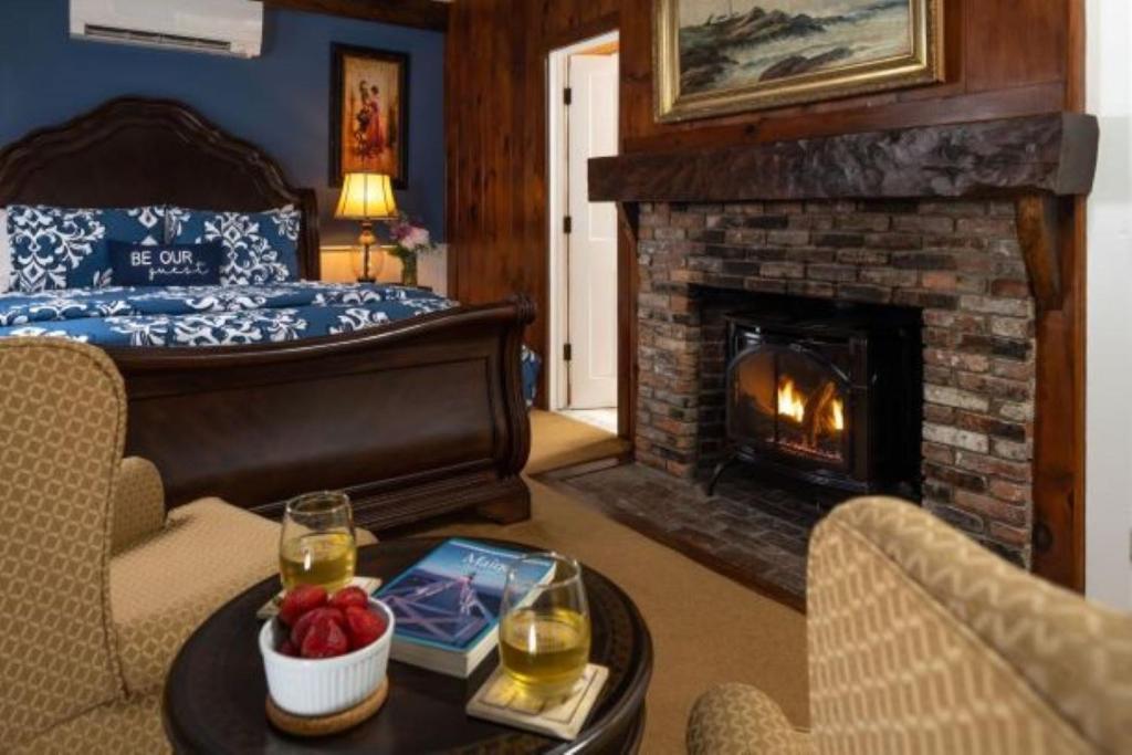 肯尼邦克港1802 House Bed & Breakfast的客厅设有一张床和一个壁炉