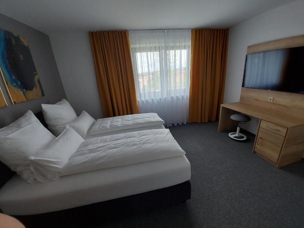 皮尔马森斯Ferienwohnung Nikolena的酒店客房,配有床和电视