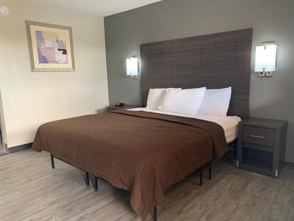 LittlefieldCrescent Park Motel & Suites的一间位于酒店客房内的带大床的卧室