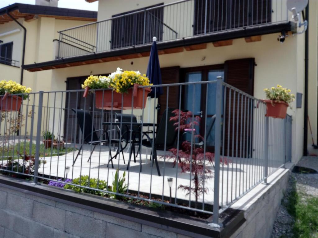 特雷莫西内Appartamento Flora的房屋内种植盆栽植物的阳台