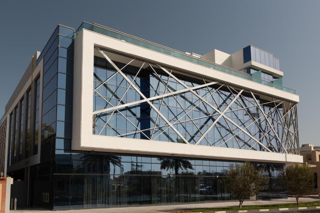 迪拜Beach Walk Hotel Jumeirah的一座拥有大型玻璃幕墙的办公楼