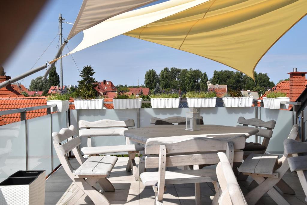 格但斯克丹兹格大教堂住宿加早餐旅馆的阳台配有桌椅和遮阳伞