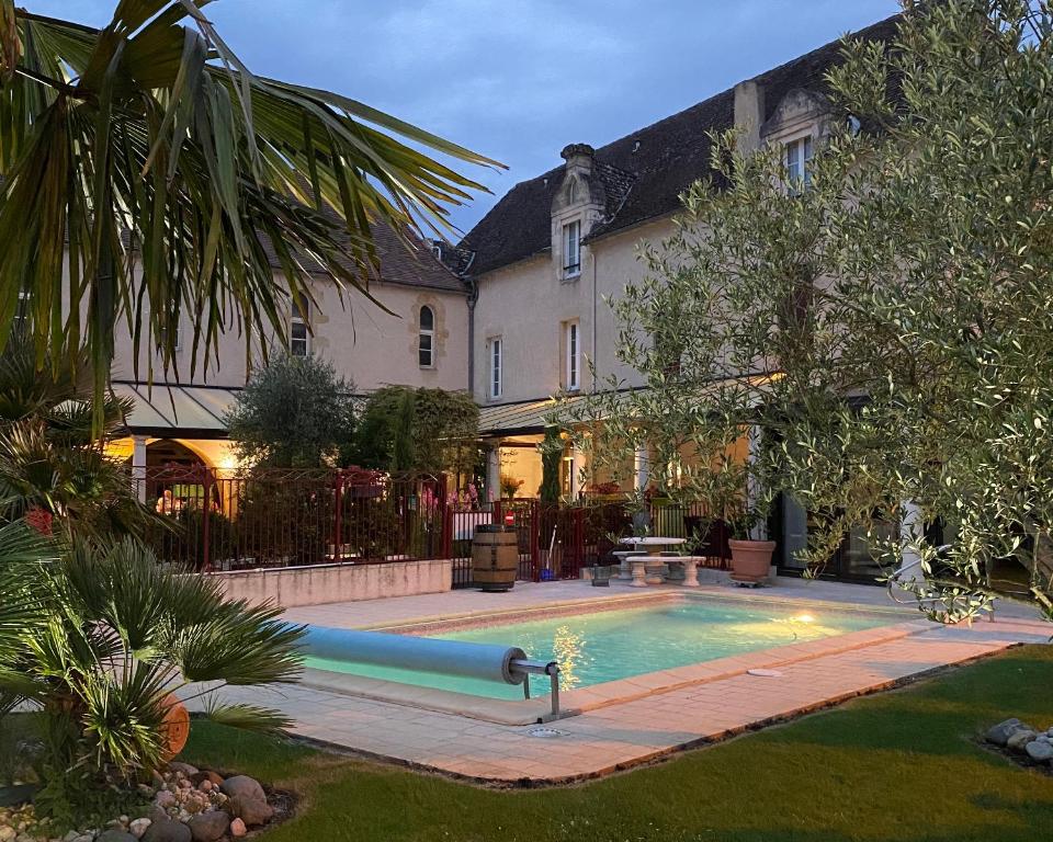 迪拉斯公爵酒店的一座大房子,在庭院里设有一个游泳池