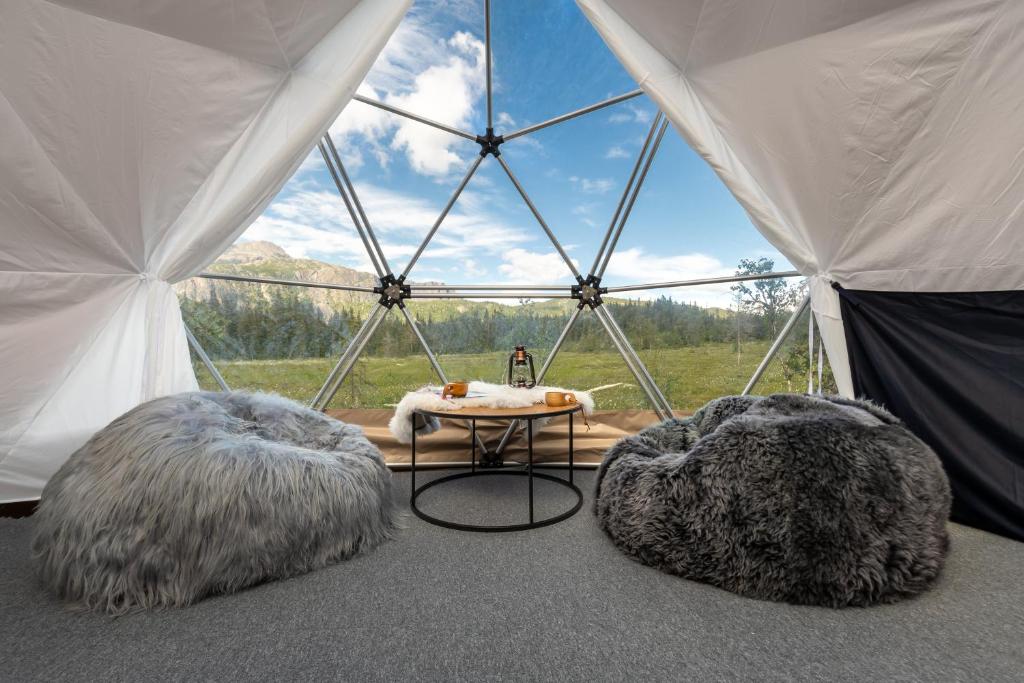 海姆瑟达尔Dyrja Domes的帐篷配有两张床和一张桌子