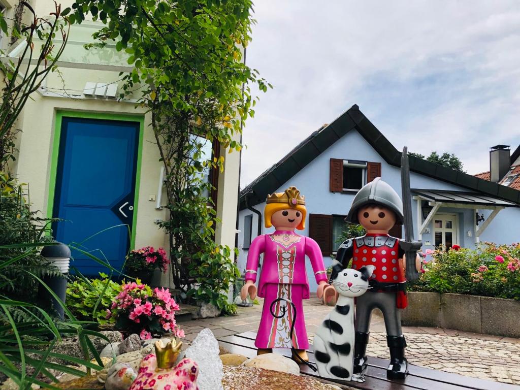 齐恩多夫CASA LOFT & LaMansarda的一群玩具象形像站在房子前面