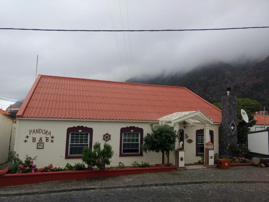 Faja GrandePandora的山前有红色屋顶的建筑