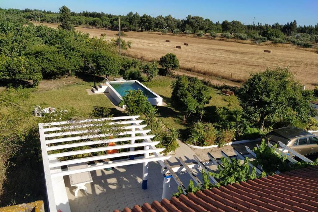 Vale de ÁguaMONTE DA ADEGA的享有带游泳池和田野的房屋的空中景致
