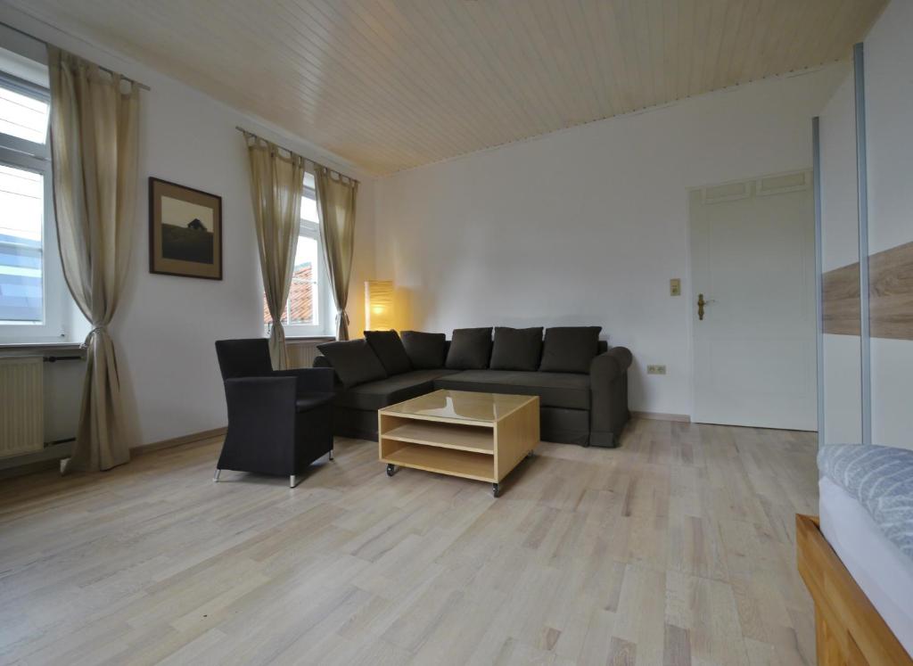 格拉茨Ferienzimmer 2021的客厅配有沙发和桌子