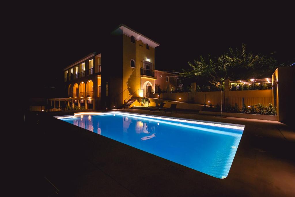 穆拉埃尔莫利诺费利佩乡村酒店的夜间在房子前面的游泳池