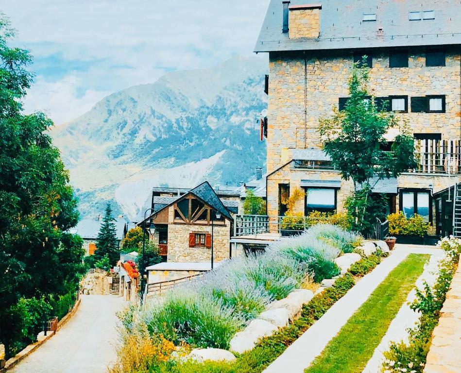 陶尔阿尔伯格塔布酒店的一座带花园和山脉的房屋