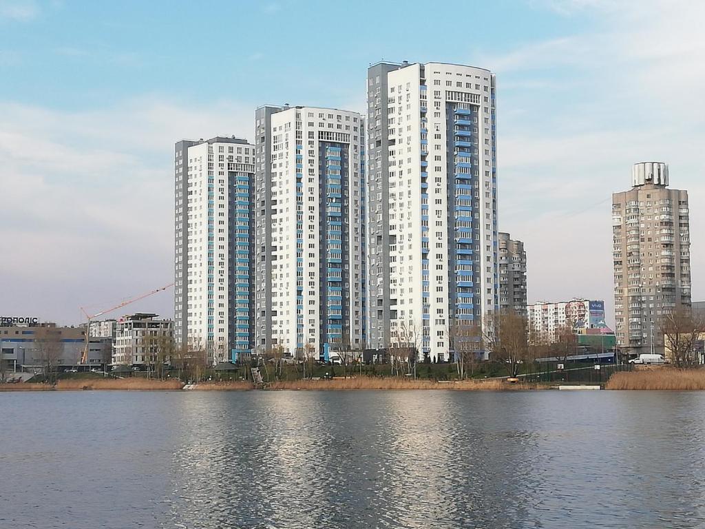 基辅ObolonSky的一群高大的建筑,靠近水体