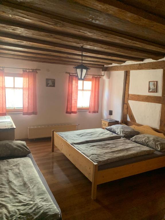 齐恩多夫希尔多夫旅馆的一间卧室设有两张床和两个窗户。