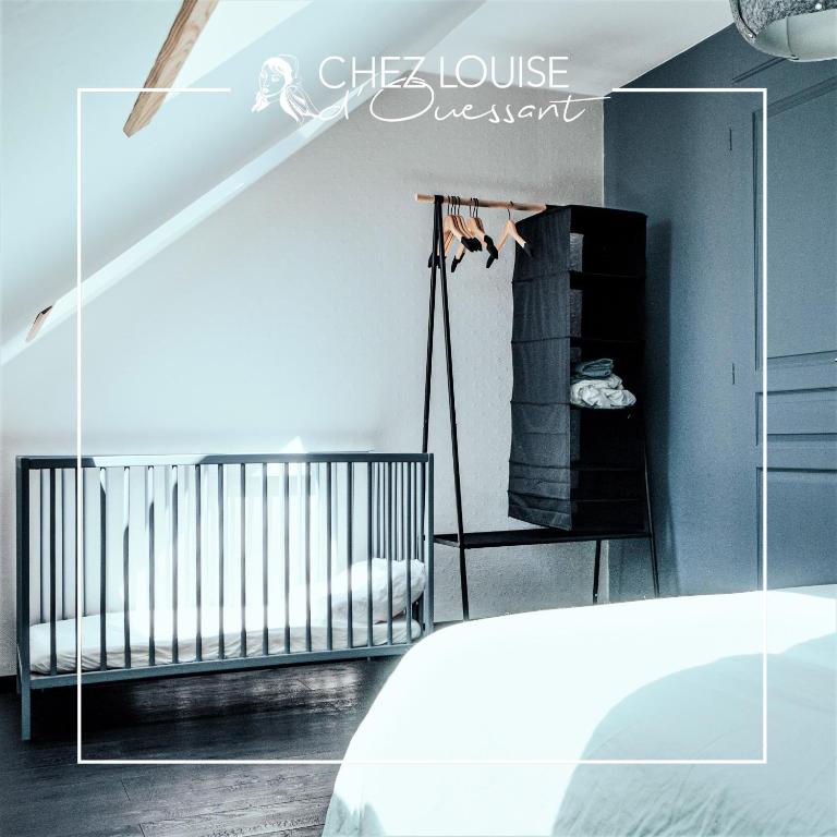朗波普卢阿尔泽Le gite de Louise的一间卧室配有婴儿床和楼梯间衣柜