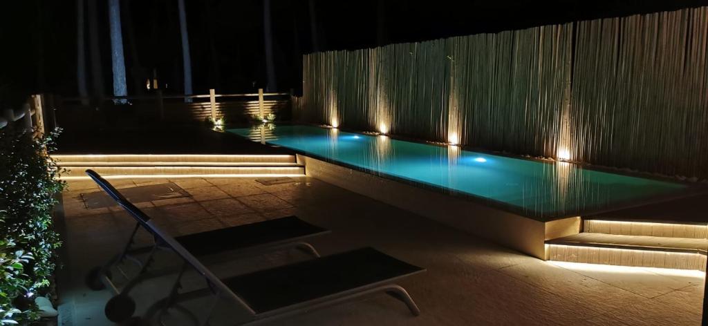沙尔内卡My Holiday Home - Aroeira Golf & Beach的游泳池晚上有灯光