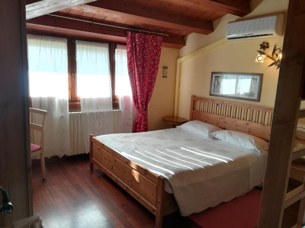 布伦巴泰B&B L'Isola di Casa的一间卧室设有一张大床和一个窗户。