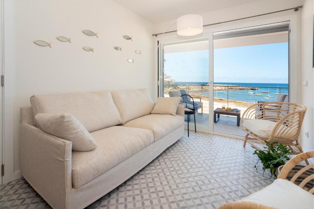 科洛尼亚圣霍尔迪BLAU Apartamento en Cala Galiota con vistas al mar的带沙发的客厅,享有海景