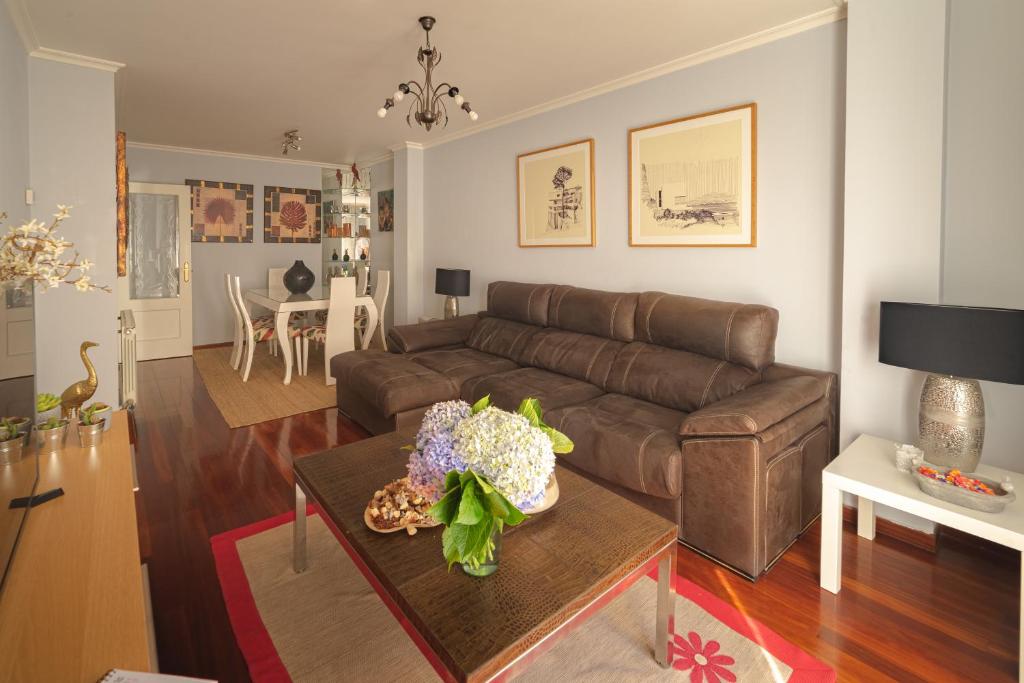 庞特维德拉HyP - LA CASA DE LAS HORTENSIAS的客厅配有沙发和桌子