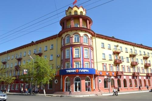 奥廖尔奥尔约酒店的一座大型建筑,上面有一座塔