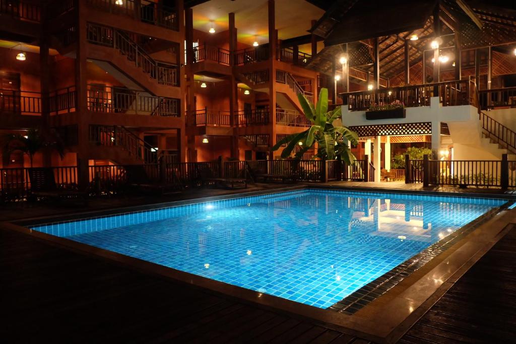 Rainforest Huahin Village Hotel内部或周边的泳池