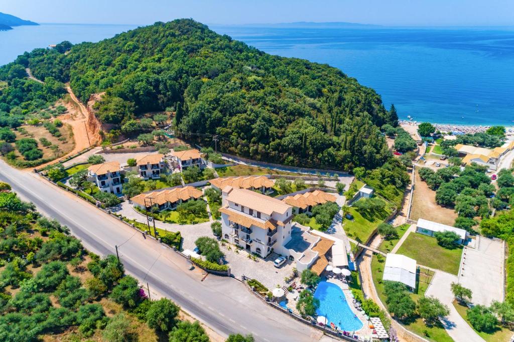 塞沃塔MEGA AMMOS HOTEL的享有别墅的空中景致,设有度假胜地和海洋