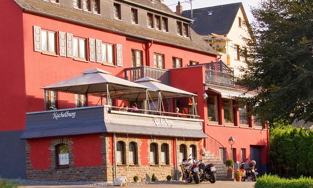 迪布利希Hotel-garni-Kachelburg的一座建筑的顶部有一间餐厅