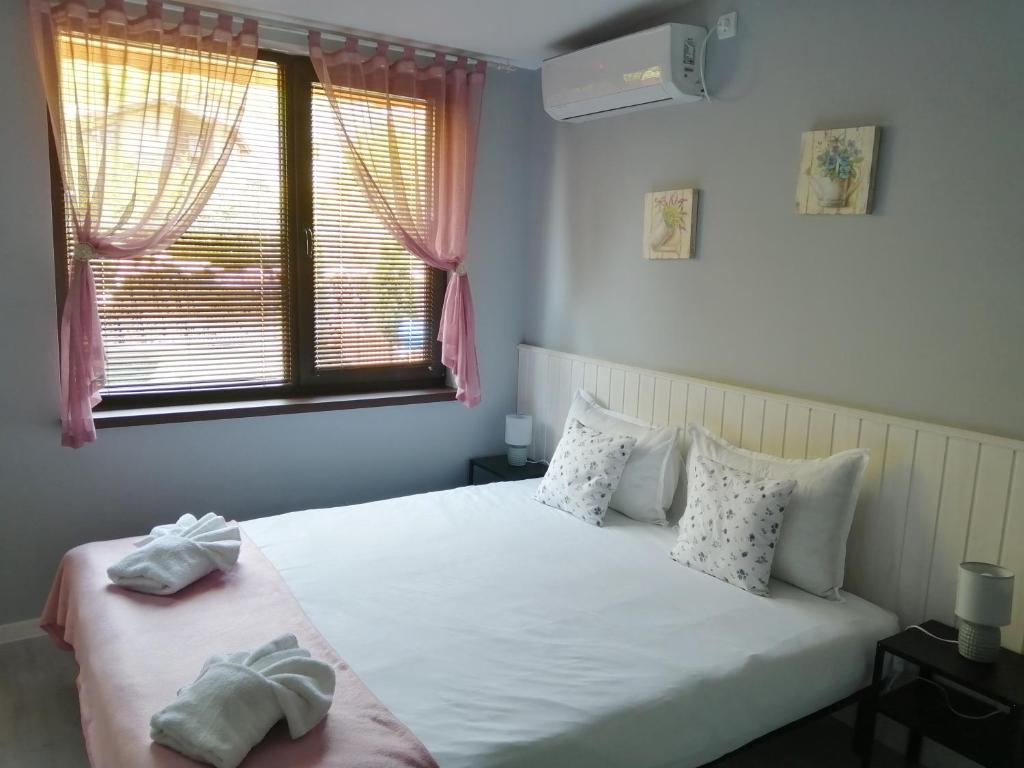 舒门La Piazza Hotel的卧室配有一张大白色床和窗户