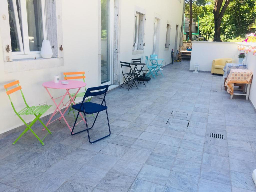 的里雅斯特B&B MonteCengio的一座庭院,里面设有五颜六色的桌椅