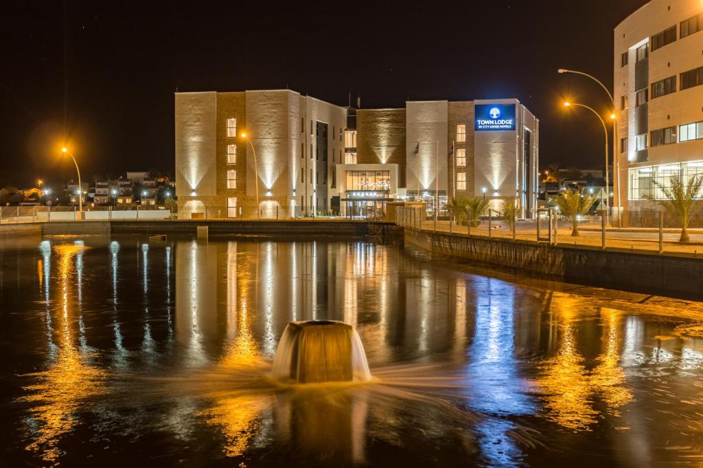 温特和克Town Lodge Windhoek, Namibia的夜晚的城市,河流和建筑