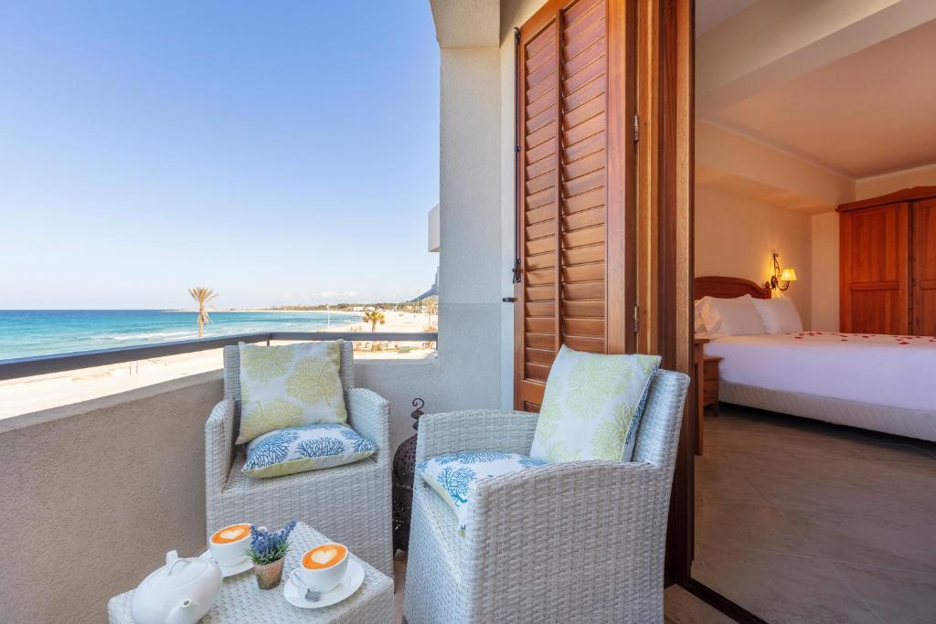 圣维托罗卡波米拉斯匹亚吉亚酒店的客房设有海景阳台。