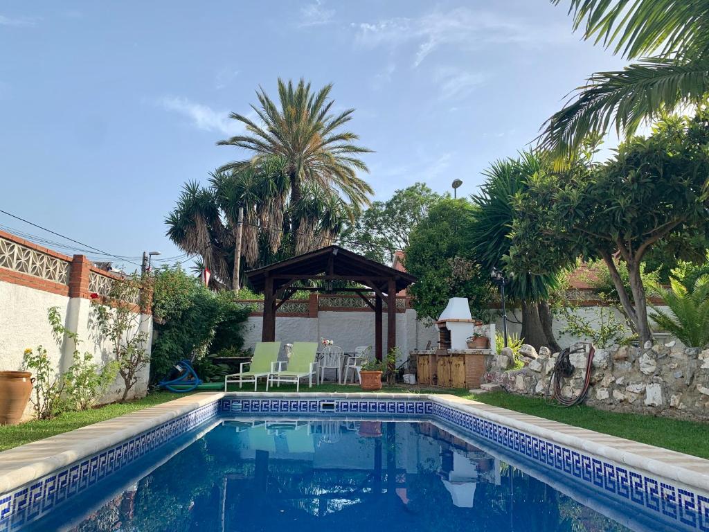 多列毛利诺斯Villa Ana María的一个带凉亭的庭院内的游泳池