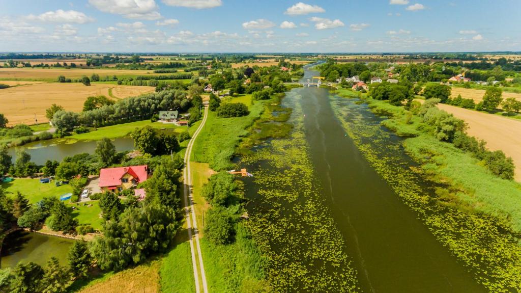 斯蒂格纳Przystanek Szkarpawa的河流和城镇的空中景观