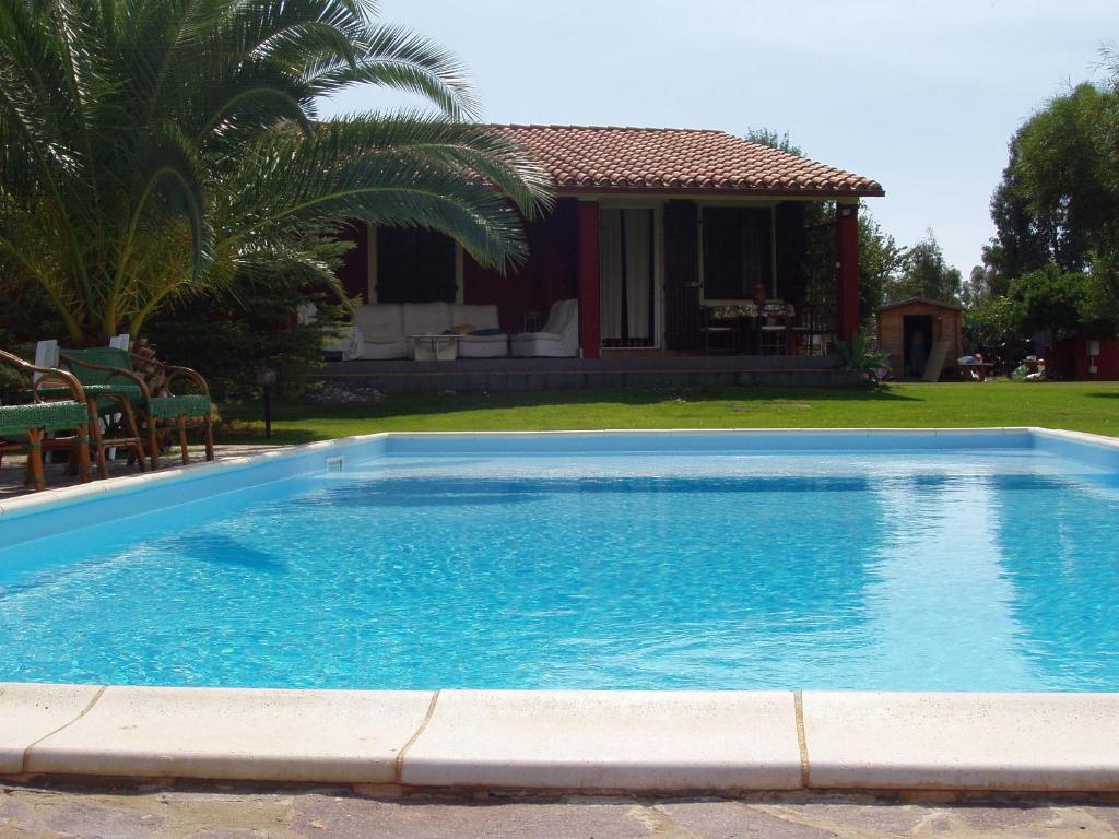 普拉Villa Franca的一座大蓝色游泳池,位于房子前