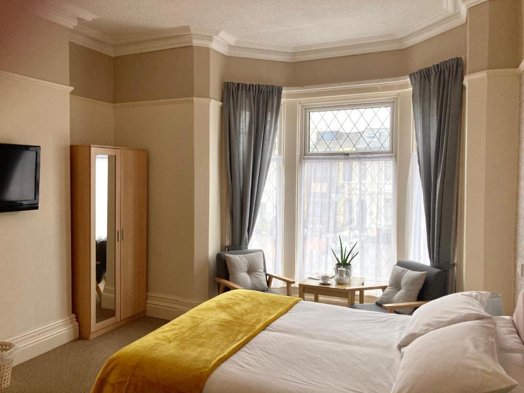 绍斯波特The Copplehouse的酒店客房设有床和窗户。