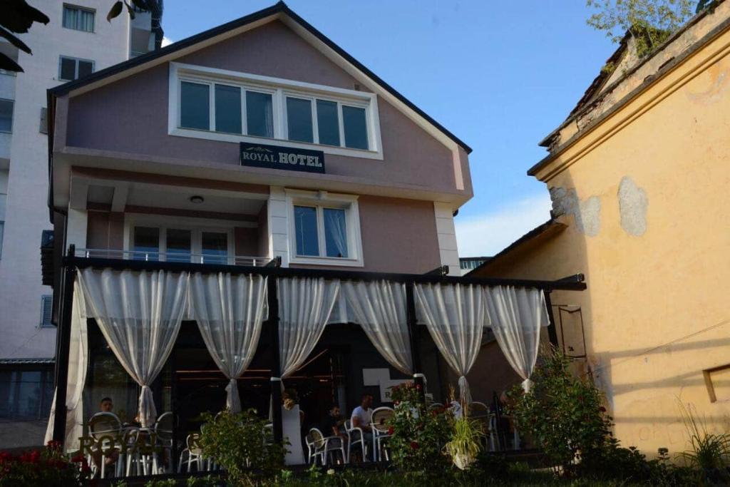 PeshkopiRoyal Hotel Peshkopi Albania的餐厅前有窗帘的建筑