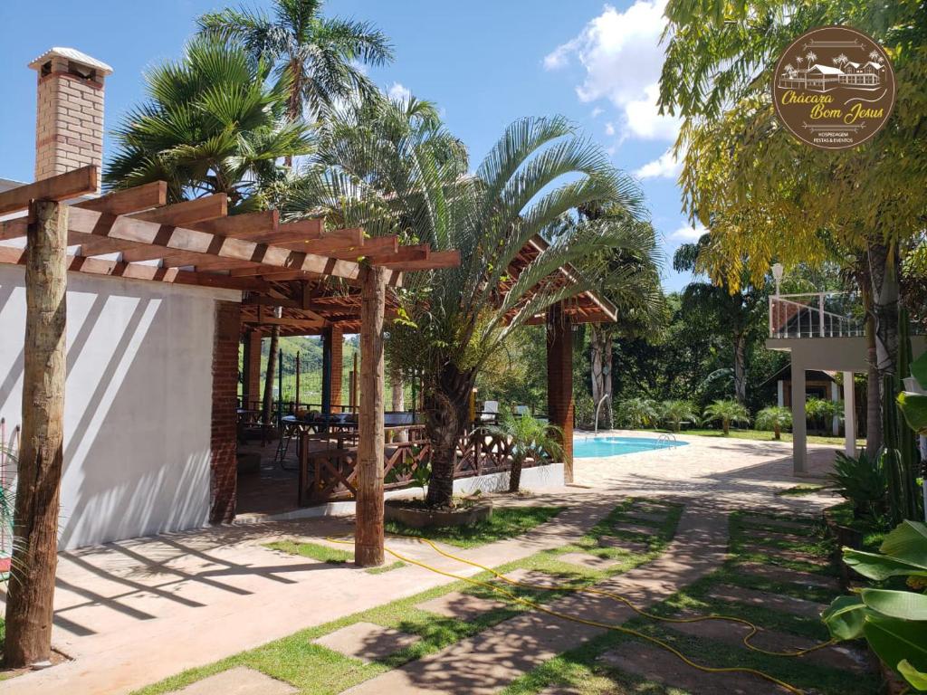 卡孔德Chácara Bom Jesus的一个带游泳池和木制凉亭的度假胜地
