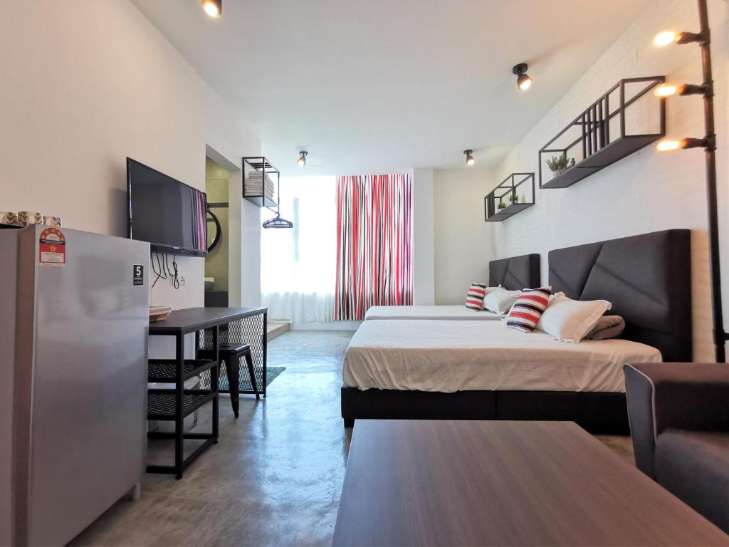 麻坡MWV Suite Room (MUAR)的酒店客房配有两张床和一张书桌