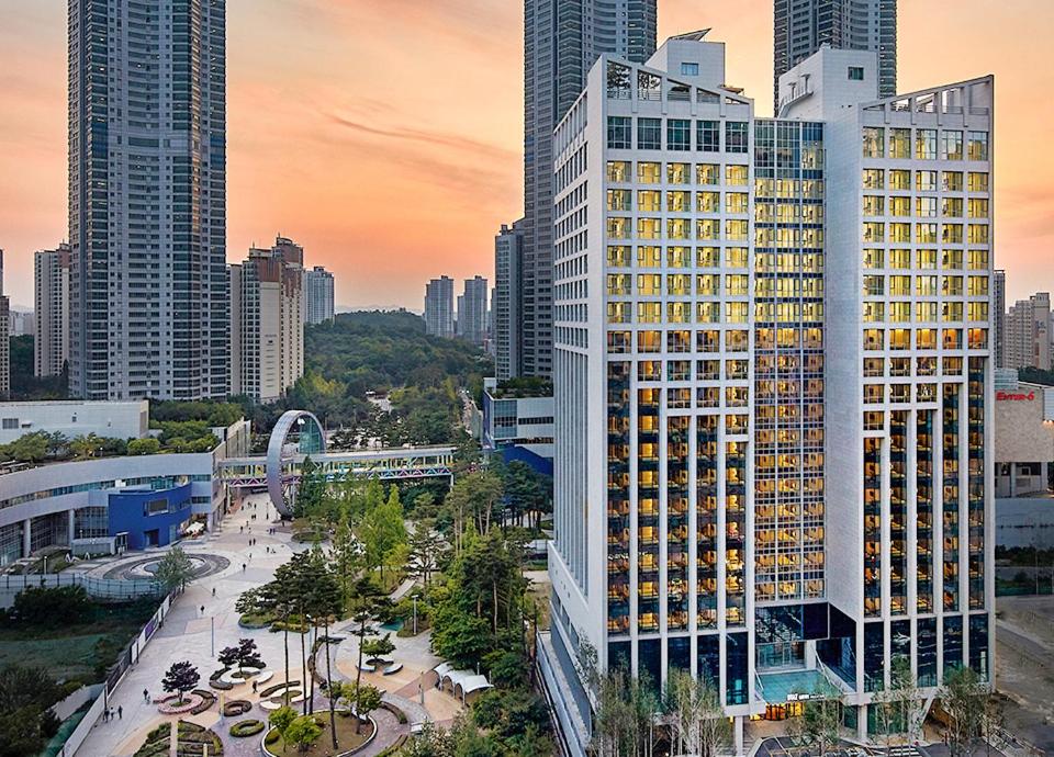 华城市Staz Hotel Premier Dongtan的一座高楼城市的大建筑