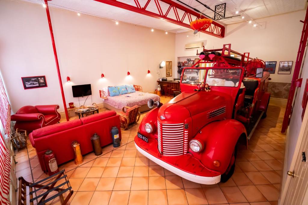 阿德莱德消防旅馆酒店的一辆旧红色卡车停在卧室里